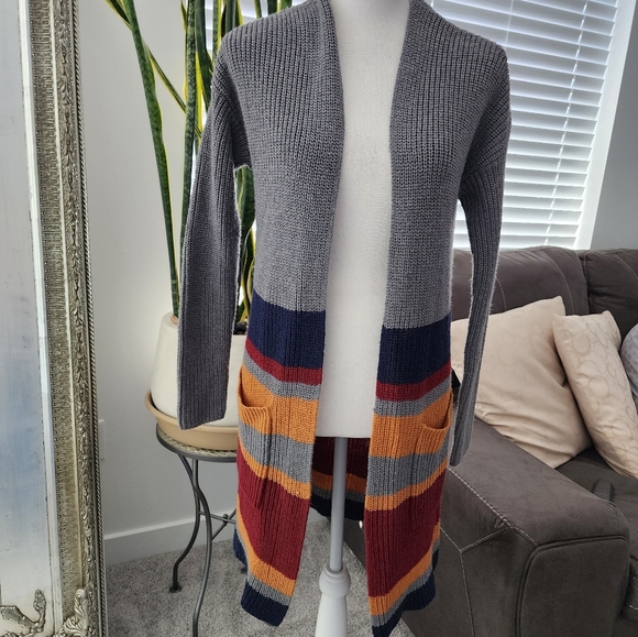 Active USA open front cardigan with pockets size small. Good preowned condition.